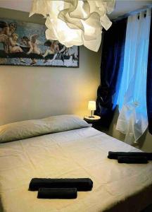 - une chambre dotée d'un lit avec deux objets noirs dans l'établissement La Casetta, à Montefegatesi