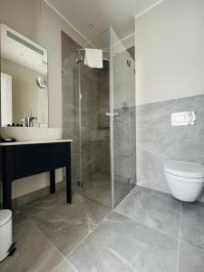 bagno con doccia, lavandino e servizi igienici di Luxury Home / 3-Raum-Suite an der Frauenkirche / 4 a Dresda