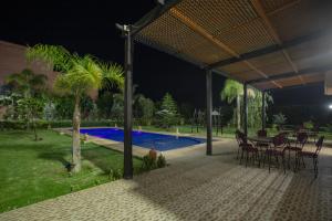 un patio con mesa y sillas junto a una piscina en Lux Villa, Pool And Mountains View, en Ourika