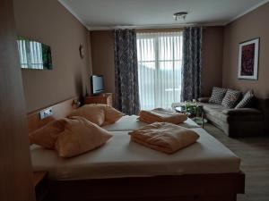 Un dormitorio con una cama con almohadas. en Ferienwohnanlage Sonnenwald en Langfurth 