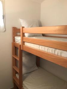 - deux lits superposés dans une chambre dans l'établissement Appart clim et parking - entrée quartier naturiste, au Cap d'Agde