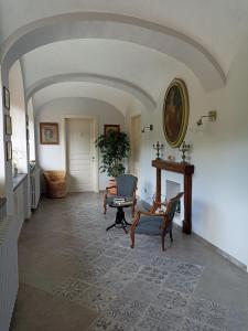 un corridoio con sedie e un tavolo in una stanza di VILLA ADRIANA a Bra