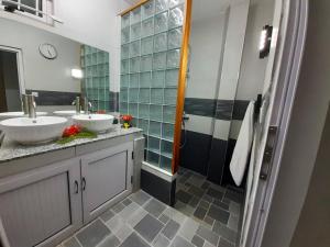 O baie la Cosy Villa in Pointe aux Piments with Shared Pool.