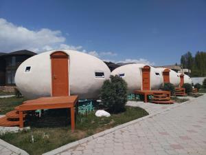 een rij koepels met banken in een park bij Пансионат Сабрина in Bosteri