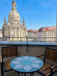 德勒斯登的住宿－Luxury Home / 3-Raum-Suite an der Frauenkirche / 6，阳台配有桌椅,与大楼相连