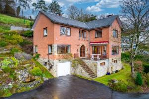 Bild eines Backsteinhauses mit Garage in der Unterkunft D'Hestia - Gîte avec vue imprenable sur Huy in Huy