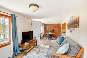 ein Wohnzimmer mit einem Sofa und einem TV in der Unterkunft Rustic Allyn Cabin Private Isl Community with Kayak in Allyn