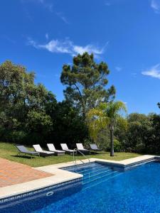 una piscina con tumbonas junto a en Luxury Mediterranean Villa La Ladera, Marbella, en Benahavís