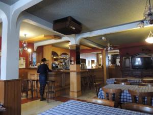 eine Frau steht an einer Bar in einem Restaurant in der Unterkunft Aux Deux Clefs in Petersbach + 28 Fotos