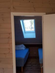 Cette petite chambre dispose d'une fenêtre et d'un lit dans une cabine. dans l'établissement Leilighet Vikaparken Hardangerfjord, à Hatlestrand