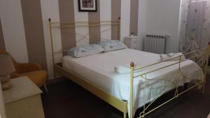 a bedroom with a bed with a metal frame at Appartamento Mariella in Pachino