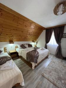 Posteľ alebo postele v izbe v ubytovaní Rustic Inn River 2 + 37 fotografií