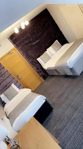 Кровать или кровати в номере Hotels 24-7 - The Old Victoria Hotel