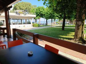 Villaggio Turistico dei Tigli في بادينغي سول غاردا: طاولة وكراسي زرقاء مطلة على حديقة