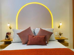 um quarto com uma cama com um arco sobre ela em Flat Beach Class Executive - Beira Mar de Boa Viagem em Recife