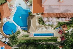 una vista aérea de una piscina en un complejo en Parador Nature Resort and Spa, en Manuel Antonio