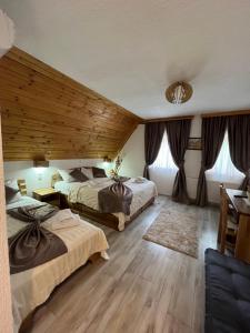 Posteľ alebo postele v izbe v ubytovaní Rustic Inn River 2