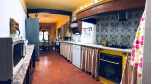 cocina con encimeras y armarios blancos y cocina en Magnifica Villa Vacacional en entorno rural, en Alicante
