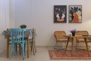 a dining room with blue chairs and a table at נקודת חן in Shadmot Devora