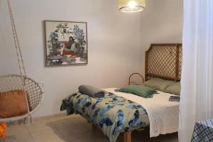 1 dormitorio con cama y columpio en נקודת חן, en Shadmot Devora