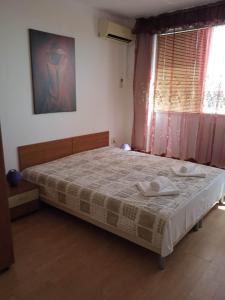 ein Schlafzimmer mit einem Bett mit zwei Handtüchern darauf in der Unterkunft АП.МАРГАРИТА. БАЛЧИК in Baltschik