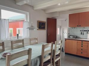 kuchnia ze stołem i krzesłami w pokoju w obiekcie Akraberg Lighthouse Lodge w mieście Sumba