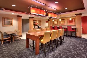 jadalnia ze stołem i krzesłami w obiekcie TownePlace Suites by Marriott Yuma w mieście Yuma