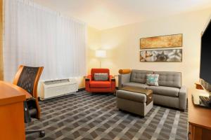 ein Wohnzimmer mit einem Sofa und einem Stuhl in der Unterkunft TownePlace Suites by Marriott Yuma in Yuma