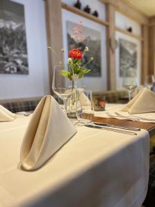 Aktiv Hotel & Spa Hannigalp tesisinde bir restoran veya yemek mekanı