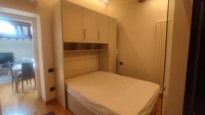 a small bedroom with a bed and a table at CASA DI EDWYN in Lerici