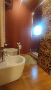 萊里奇的住宿－CASA DI EDWYN，浴室配有白色水槽和淋浴。