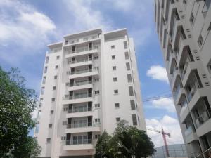 een hoog wit appartementencomplex met een kraan bij Prinarks luxury Apartment in Accra