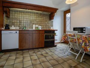 una cucina con lavandino e piano cottura forno superiore di Palm Cottage a Locarno