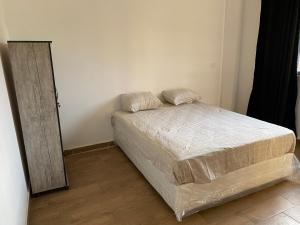 um quarto com uma cama e um espelho em Master Private Room in an apartment near Madinty em Madīnat ash Shurūq