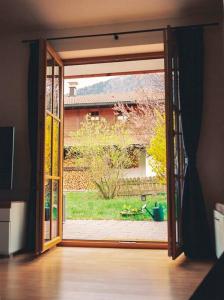 an open door with a view of a yard at Apartment im Obstgarten in Rottau