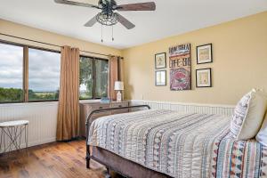 Schlafzimmer mit einem Bett und einem Fenster in der Unterkunft Oak View in Atascadero