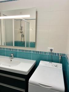 bagno con lavandino, servizi igienici e specchio di Suite Pineto Mare Mykonos Residence a Pineto
