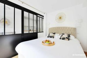 Ένα ή περισσότερα κρεβάτια σε δωμάτιο στο CMG Résidence Sacrée Coeur - Montmartre