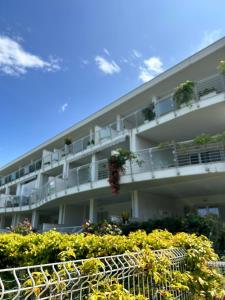 un condominio bianco con piante sui balconi di Suite Pineto Mare Mykonos Residence a Pineto