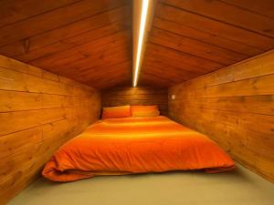 - une chambre avec un lit dans une pièce en bois dans l'établissement Gondomar a 10 min Playa América, à Gondomar