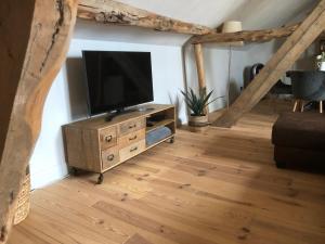 una sala de estar con TV en un tocador de madera en Welness gastenverblijf Carpe Diem en Opglabbeek