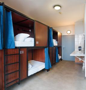 - un ensemble de lits superposés dans une chambre dans l'établissement Hostel Lyon Centre HI, à Lyon