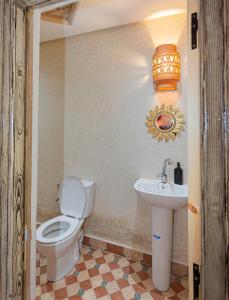 La salle de bains est pourvue de toilettes et d'un lavabo. dans l'établissement Dar Soulaimane, à Marrakech