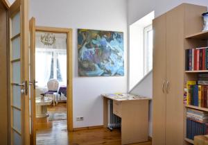 uma sala de estar com um quadro na parede em Irena Family House em Vilnius
