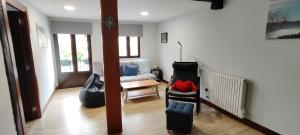 - un salon avec un canapé et une chaise dans l'établissement Taraska I & II, à Bermeo