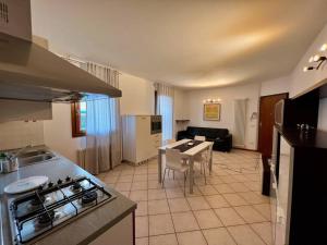 uma cozinha e sala de estar com um fogão e uma mesa em Casa di Martina 