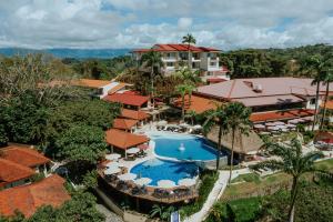 Bazén v ubytování Parador Nature Resort and Spa nebo v jeho okolí