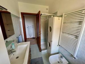 uma casa de banho com um lavatório, um WC e um chuveiro em Casa di Martina 