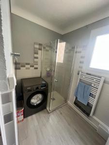 ein Bad mit einer Dusche und einer Waschmaschine in der Unterkunft Magnifique maison bord de mer Canet plage in Canet-en-Roussillon