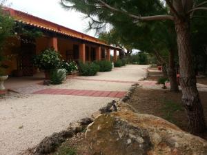 una pasarela frente a un edificio con un árbol en Agriturismo La Barca In Secca, en Olmedo